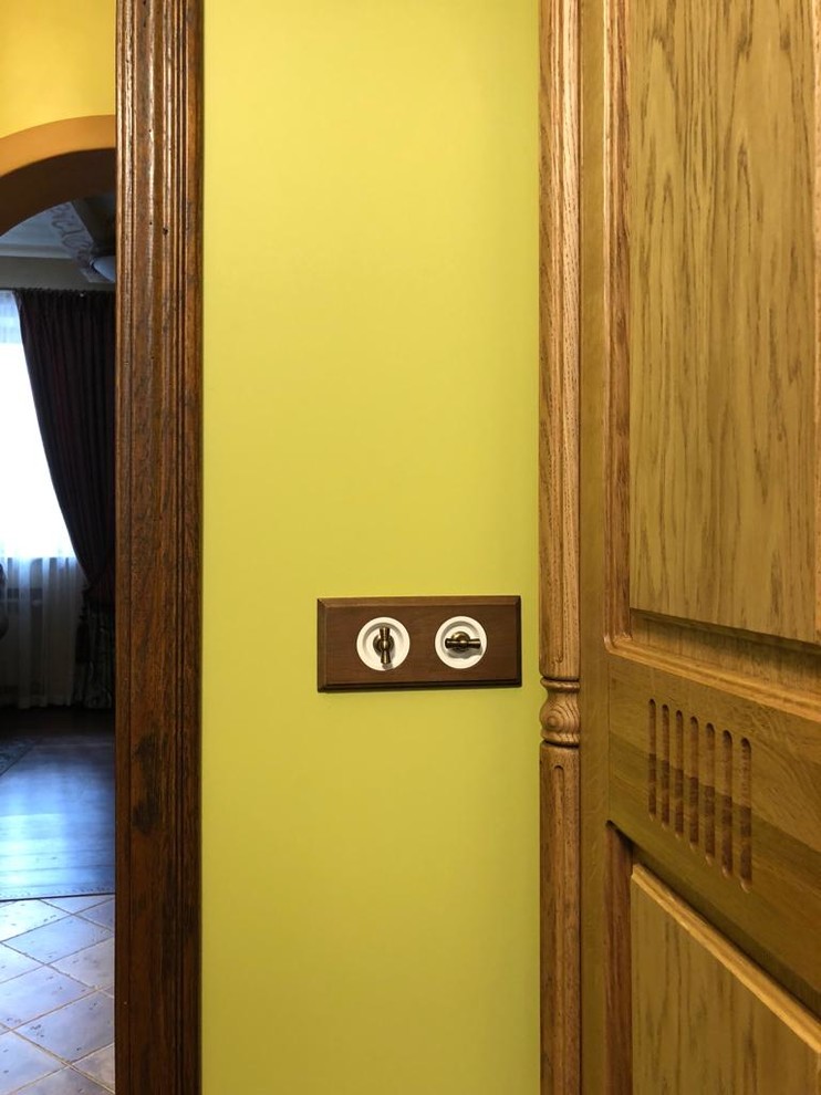 Винтажная электрика Salvador для скрытого монтажа в интерьере загородного дома.