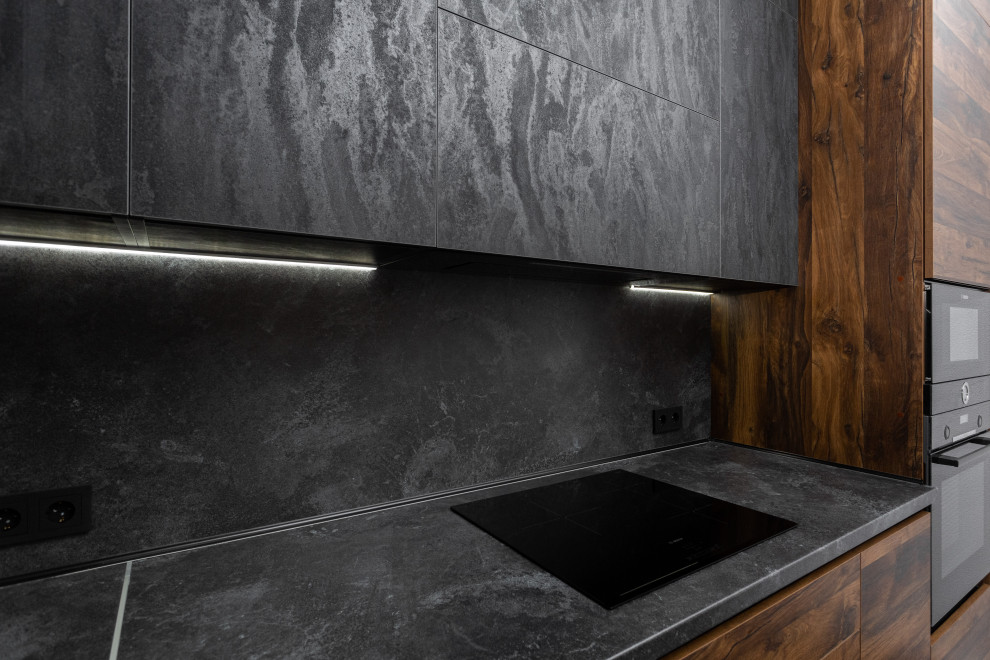 Кухня с темными фасадами в современном стиле