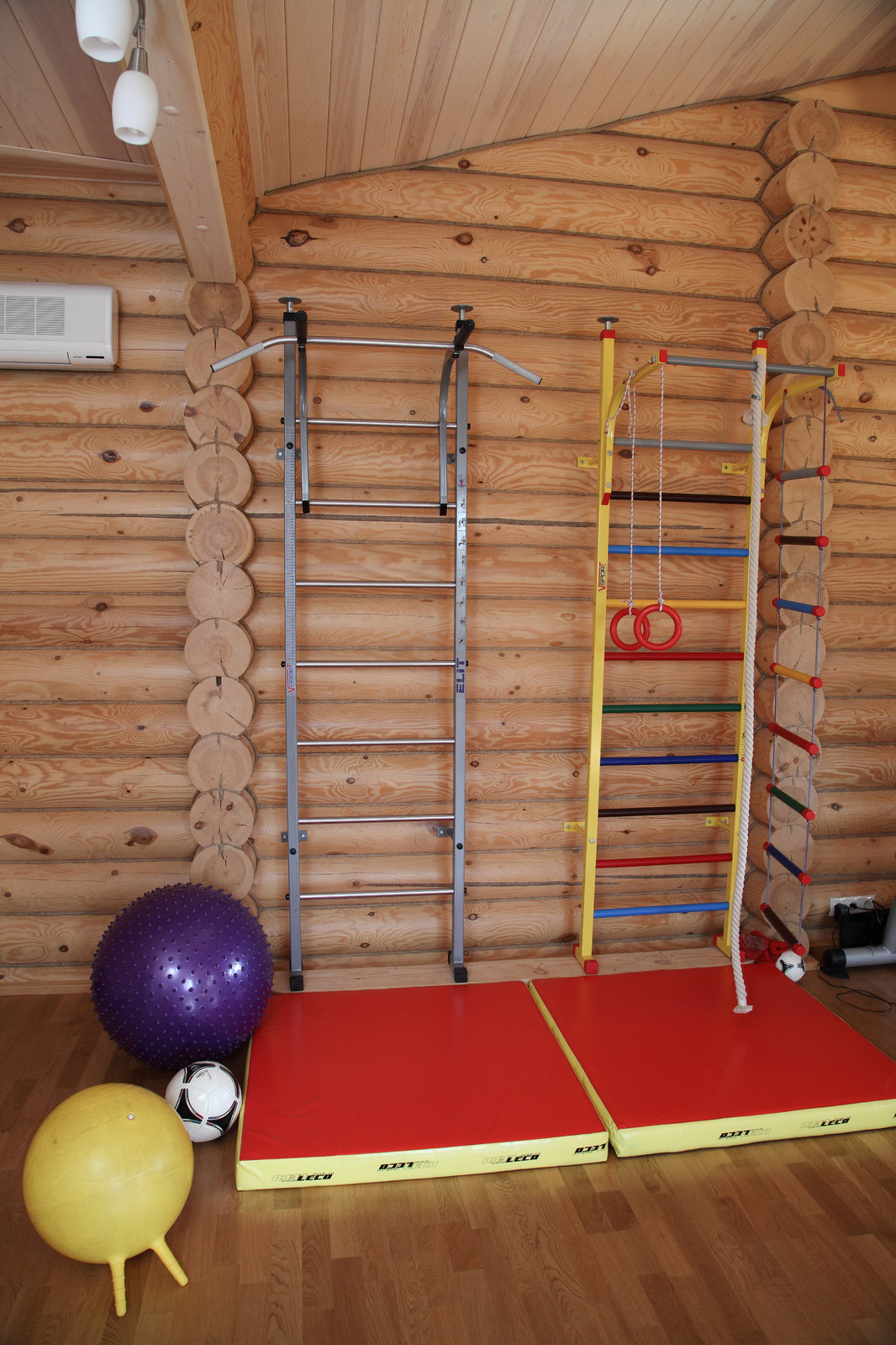 Деревянная баня с бассейном