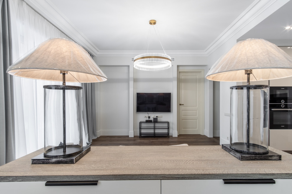 Белые дубовые двери в интерьере квартиры