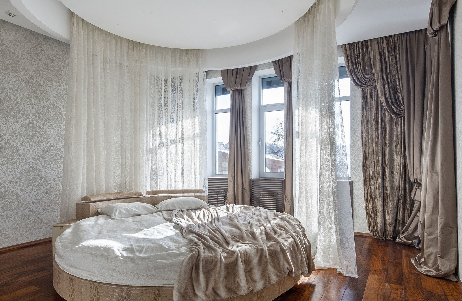 Дом с бассейном