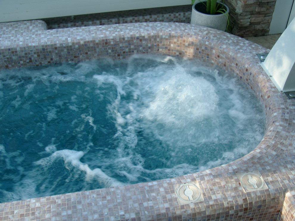 Частный переливной бассейн