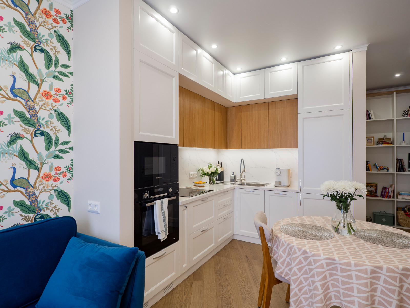 Уютная белая неоклассическая кухня с элементами под дерево