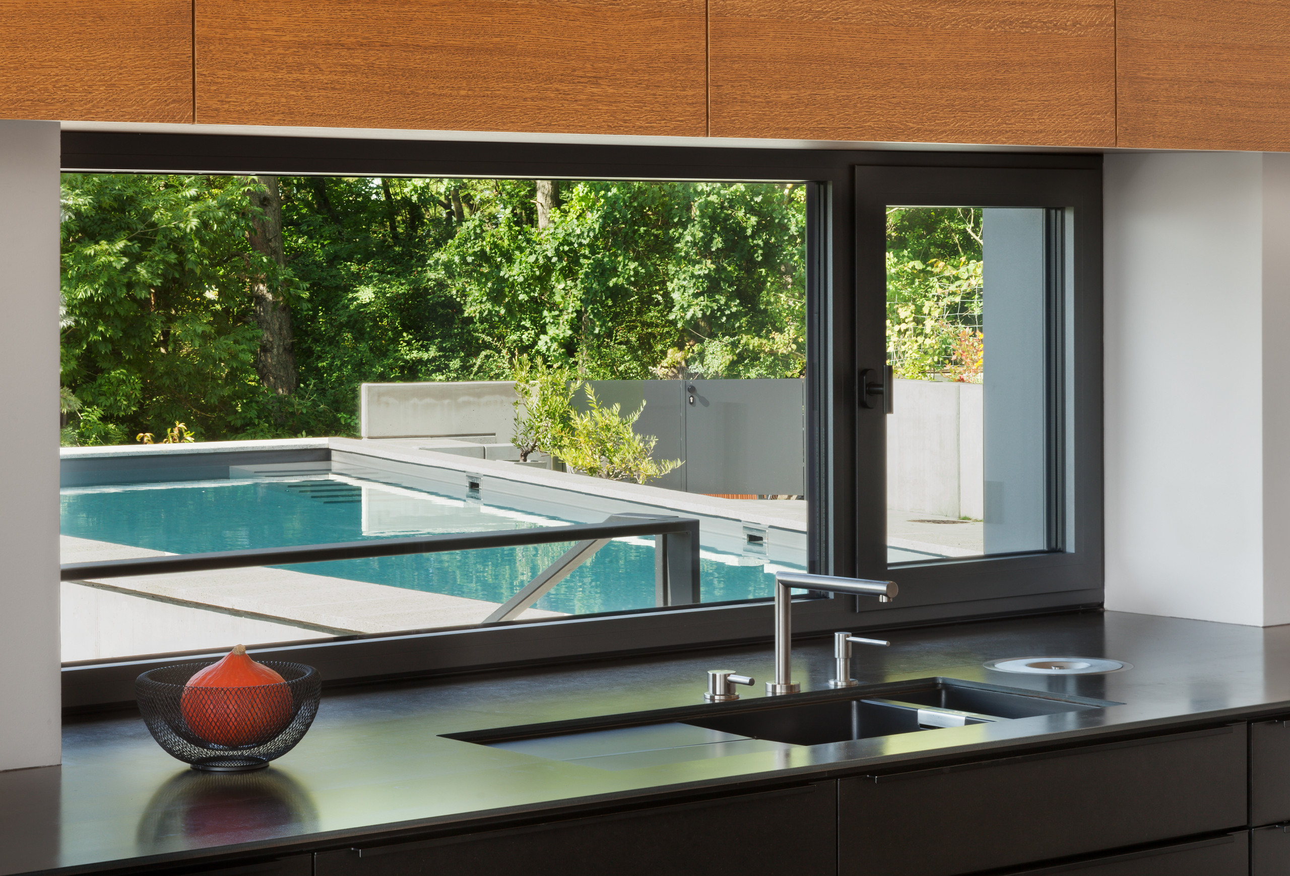 Houzz Германия: Дом с бассейном на склоне холма