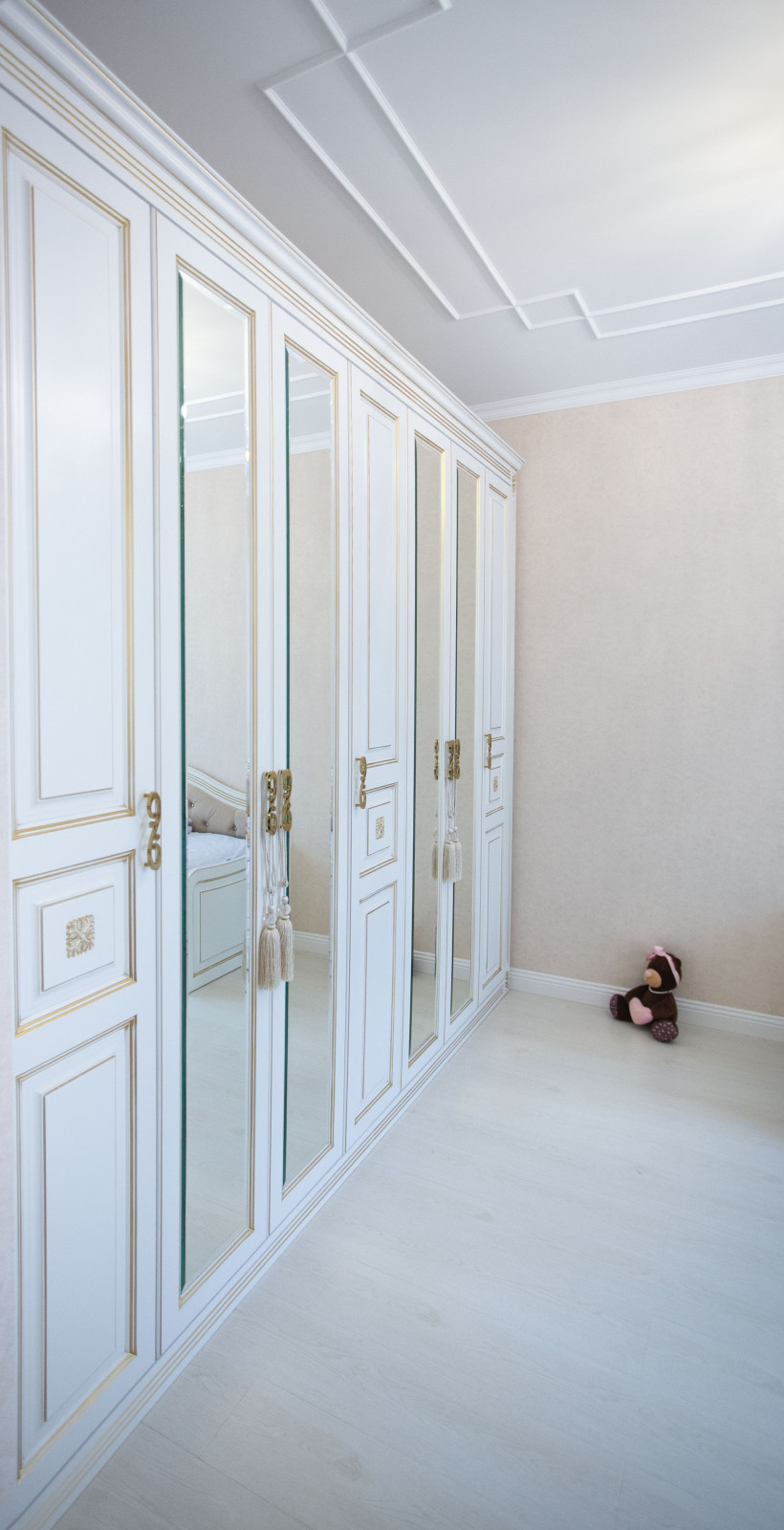 Шкаф в классическом стиле