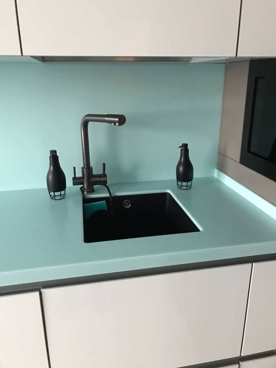 Столешница с кухонным фартуком из искусственного камня Corian Mint Ice