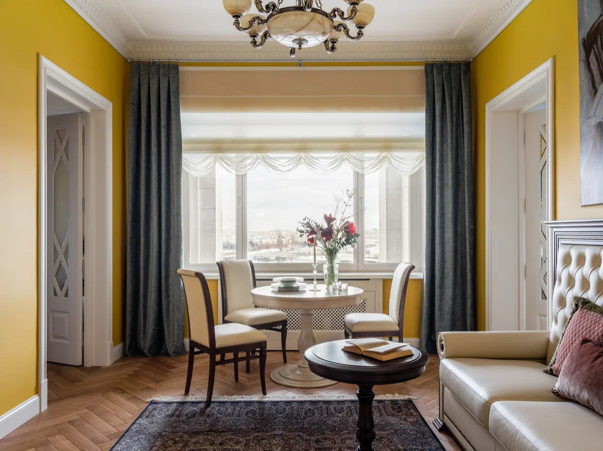 Жизнь на высоте : яркая квартира с видом на Котельническую набережную