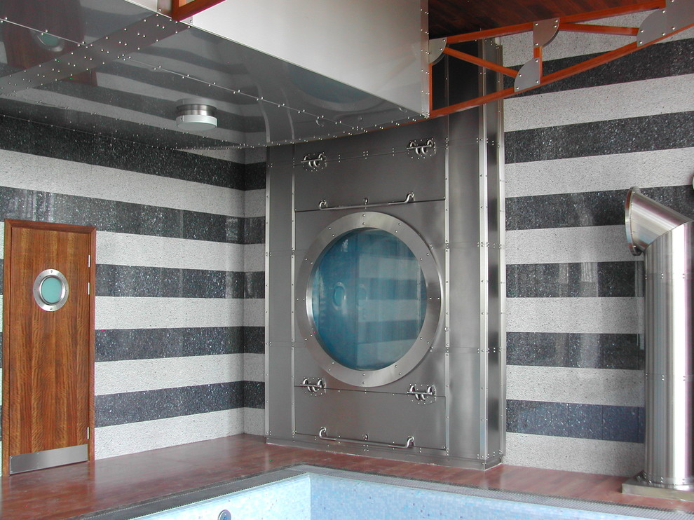 Нержавеющая сталь в интерьере бассейна загородного дома