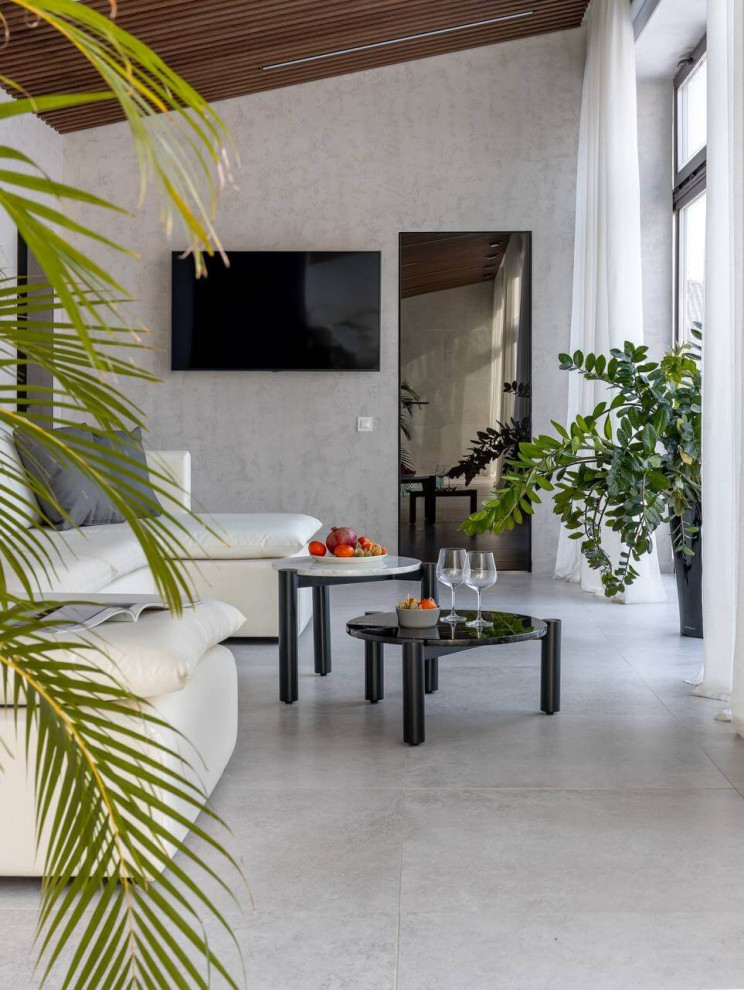 Матовая штукатурка в светлом оттенке в интерьере в частном доме