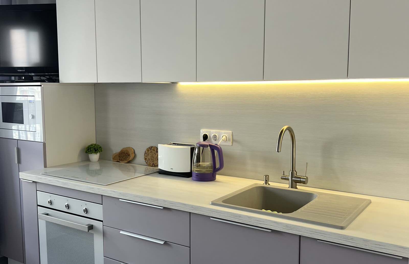 Кухонный гарнитур в лавандовом цвете от дизайнера