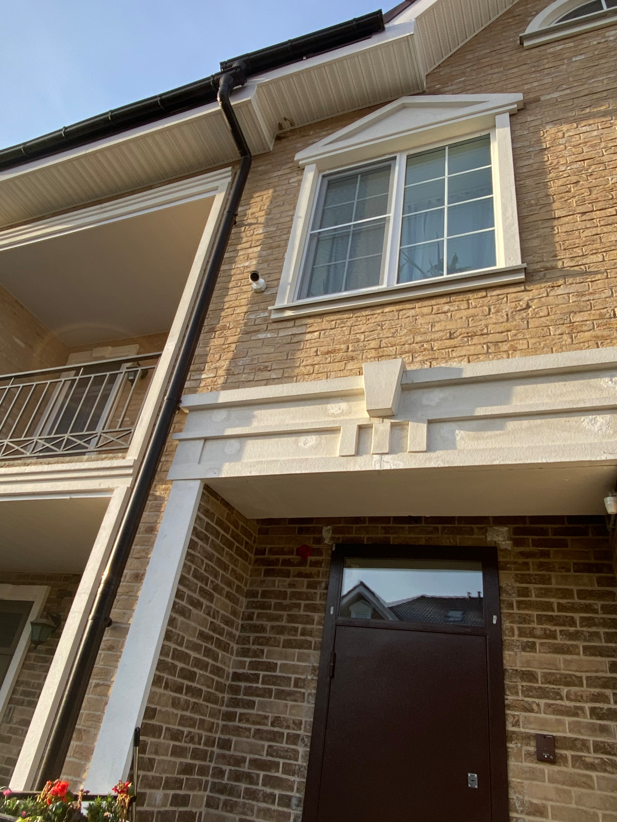 Камера на передней части дома