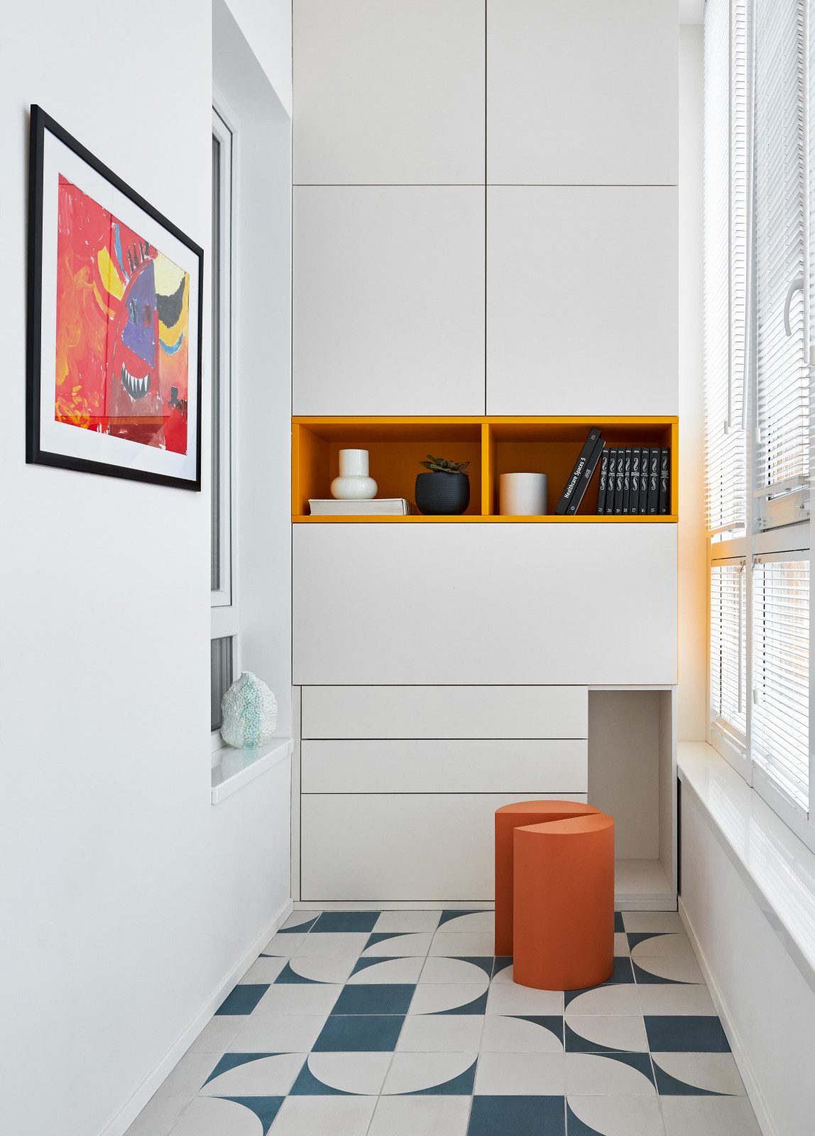 Яркая квартира с желтым диваном и голубой стеной в спальне