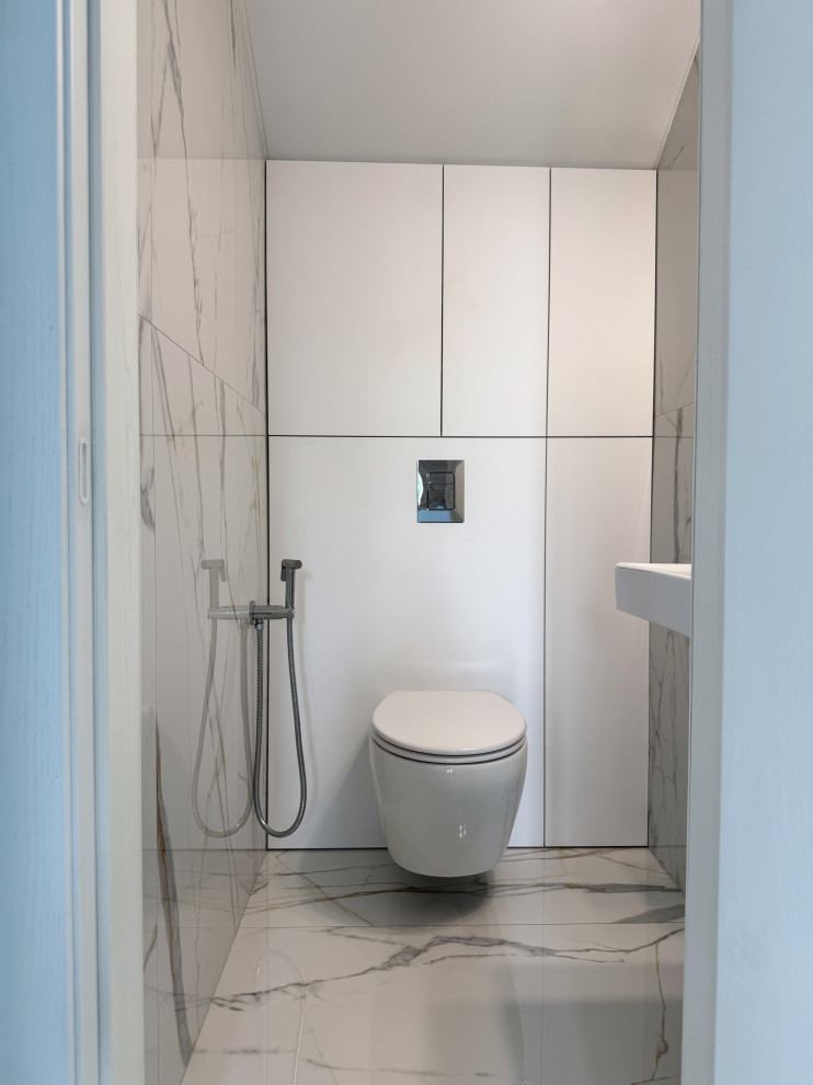 Коммуникации и хранение бытовой химии за стеновой панелью