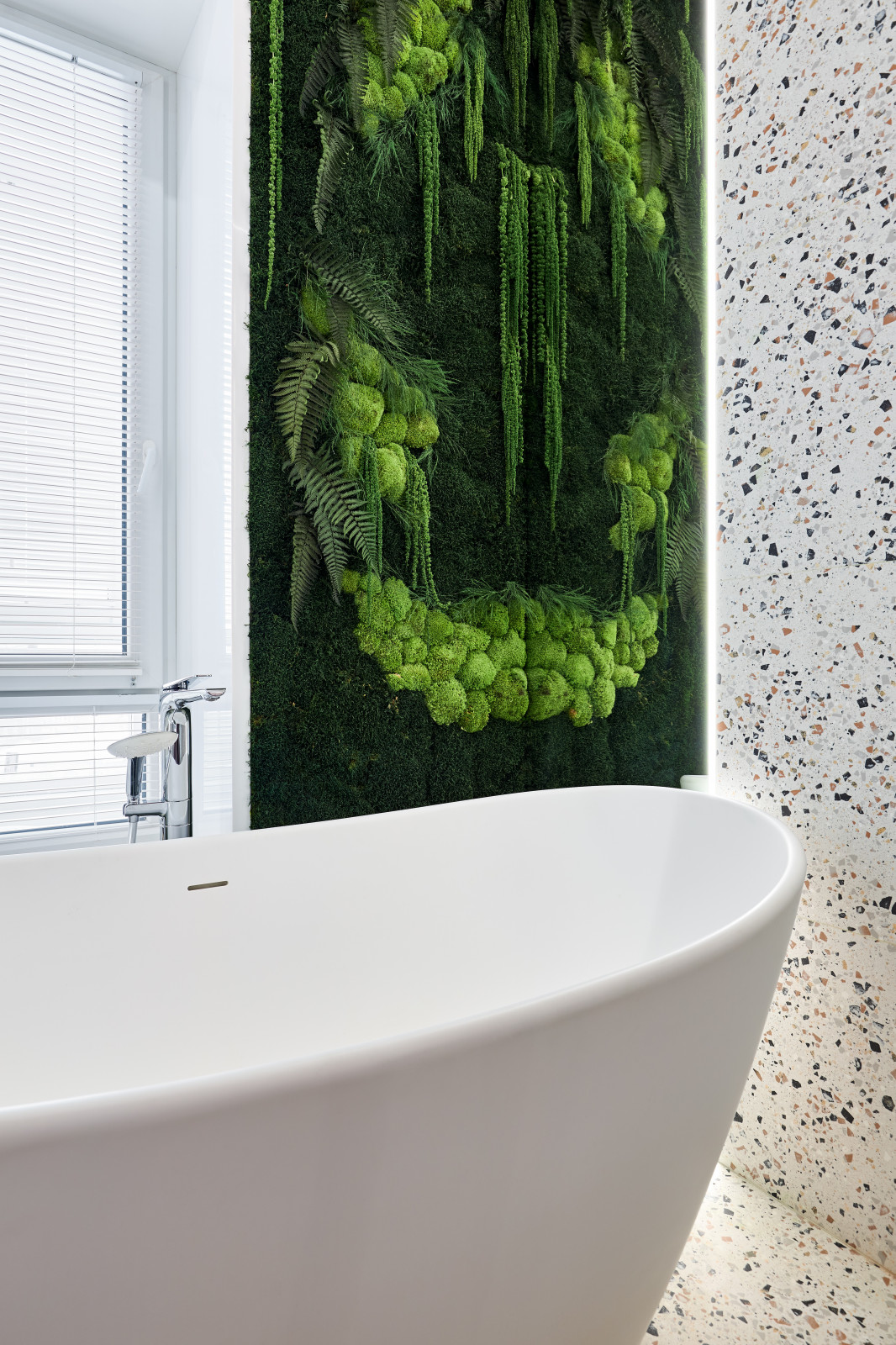 Яркая квартира с желтым диваном и голубой стеной в спальне