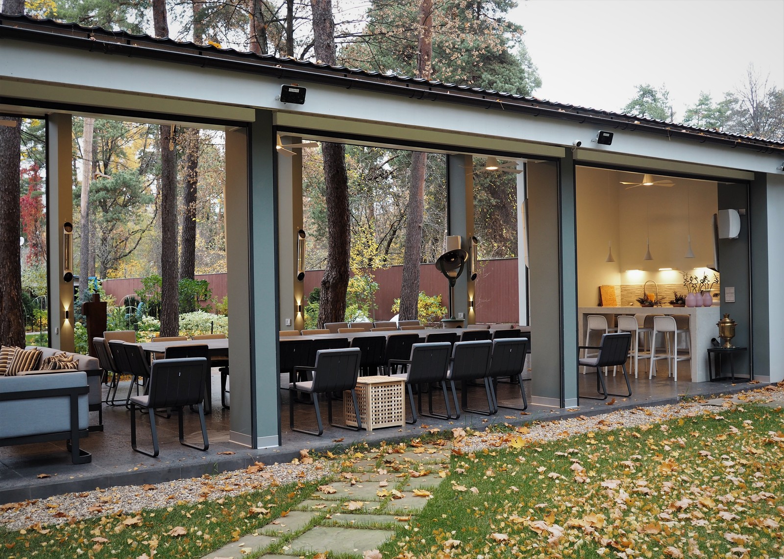 Павильон с летней кухней и домашним кинотеатром