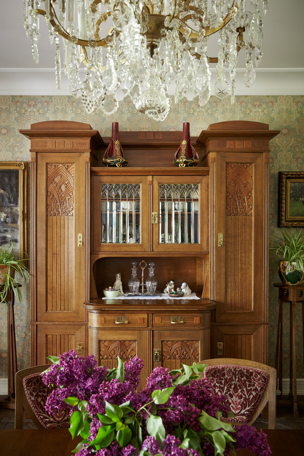 Антикварный буфет в столовой