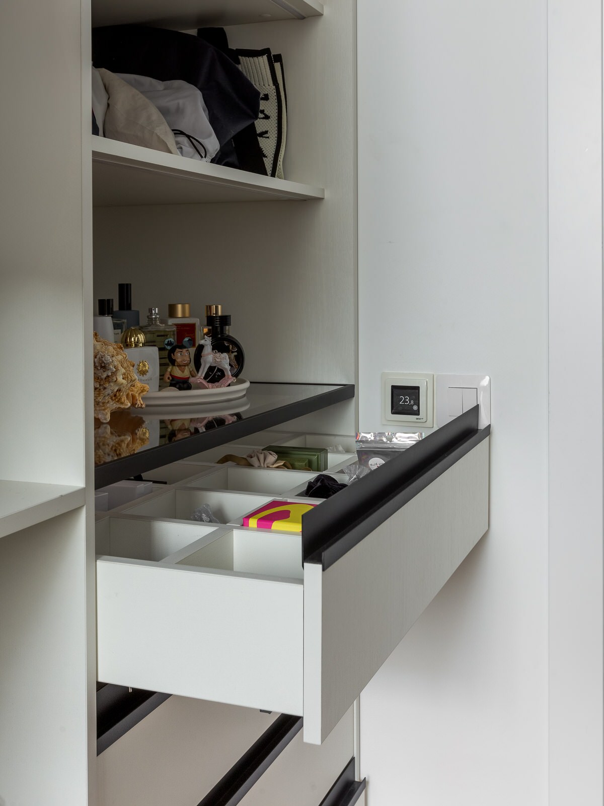 Гардеробная и прикроватные тумбы в спальне в ЖК Матч Поинт