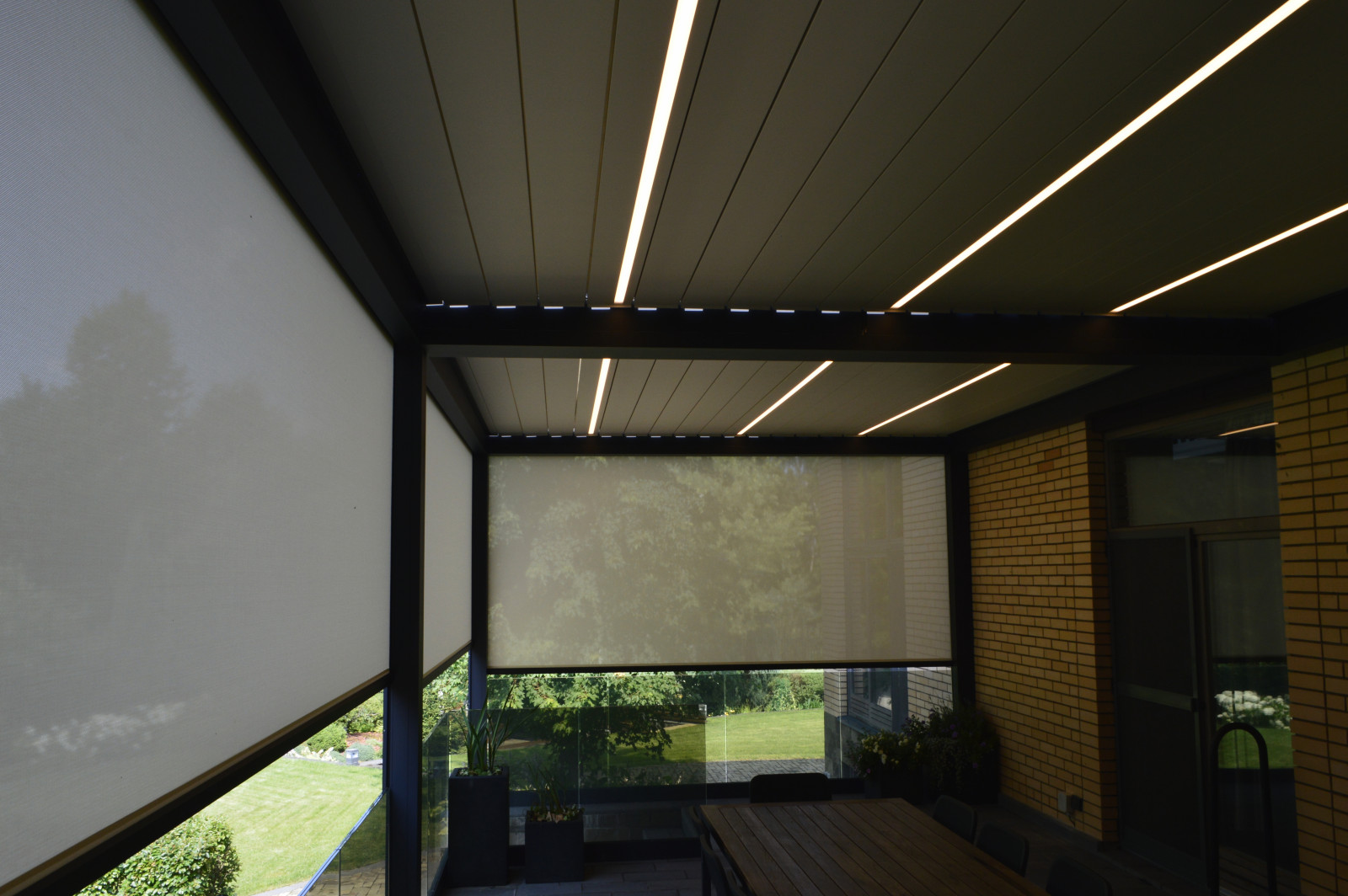 Сдвоенная биоклиматическая пергольная конструкция Renson Camargue