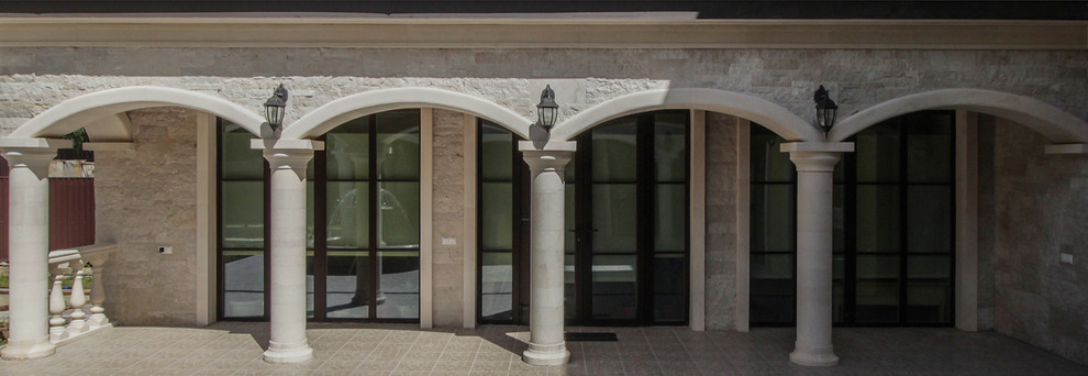 Дом в тосканском стиле. Вид на колонную галерею