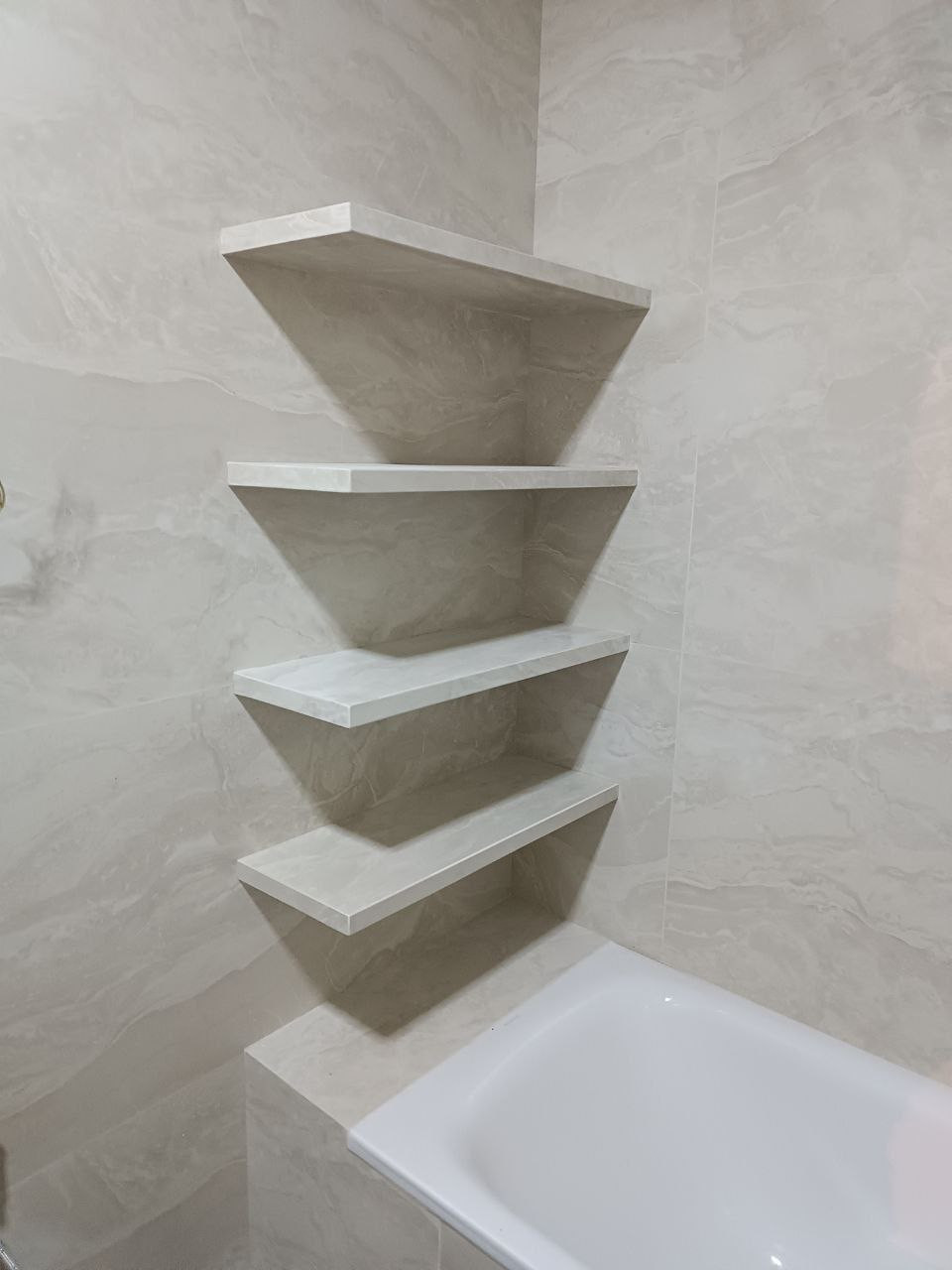 Парящие полки в ванной — максимум пользы, минимум лишнего