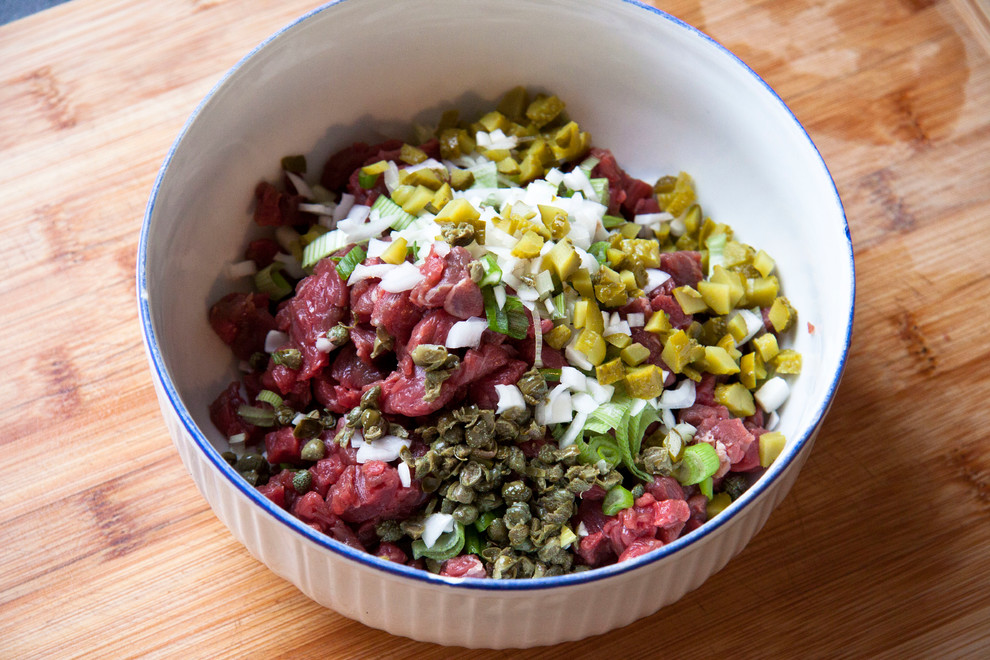 Рецепт: Антипохмельная брускетта с тартаром и яйцом