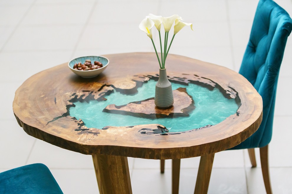 Стол из спила тополя с заливкой тиффани