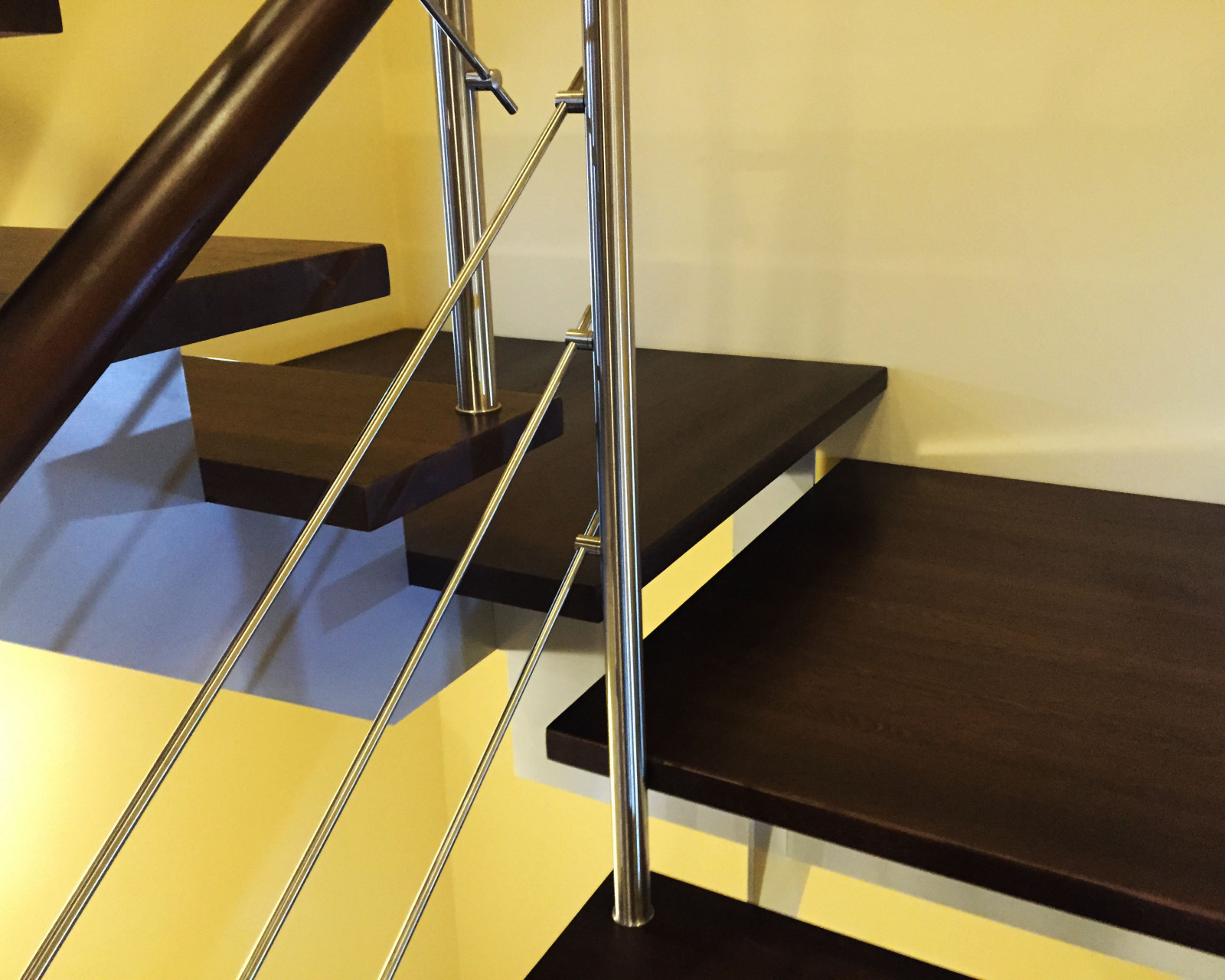 Лестница на параллельных косоурах с ограждением из нержавеющей стали