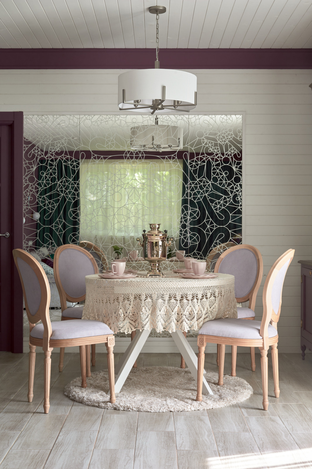 Фиолетовая гостиная-столовая