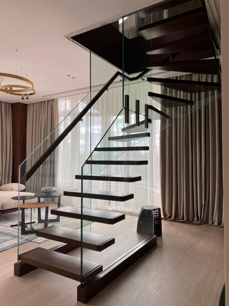 Лестница из стекла и дерева