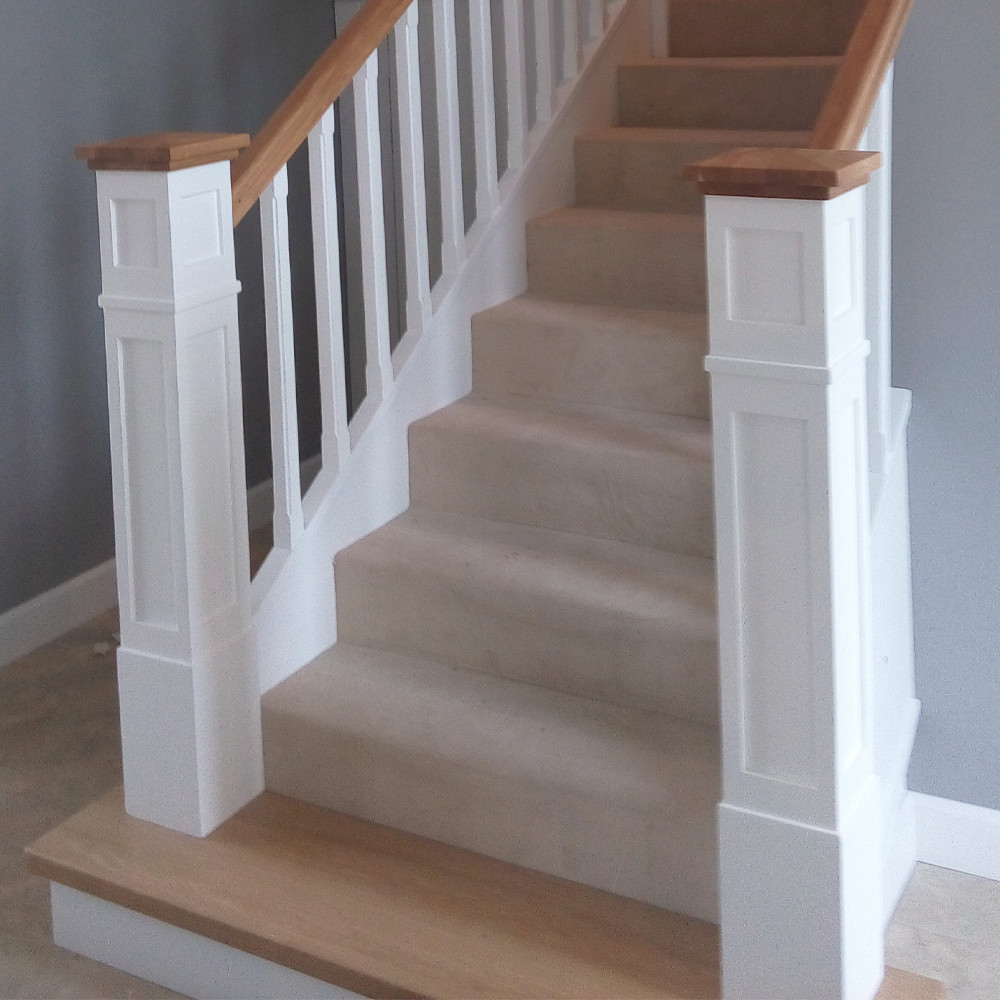 Белая лестница с ковролином и столбами-колоннами