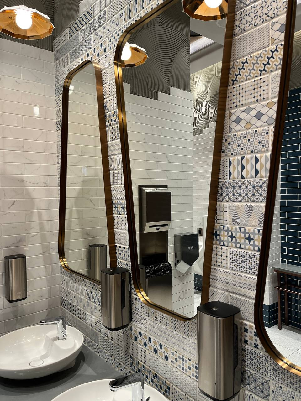 Зеркала с подсветкой в латунном багете