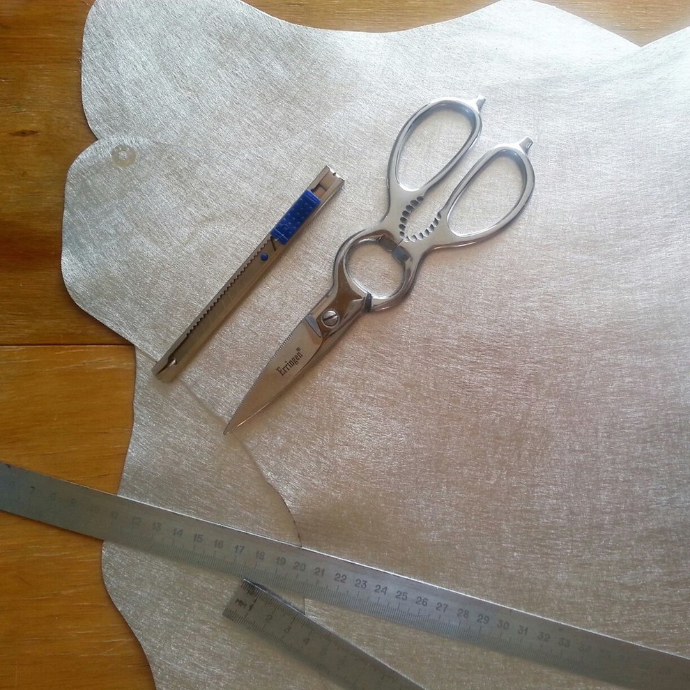 Обложка проекта: Серебристая рама для зеркала из натуральной кожи