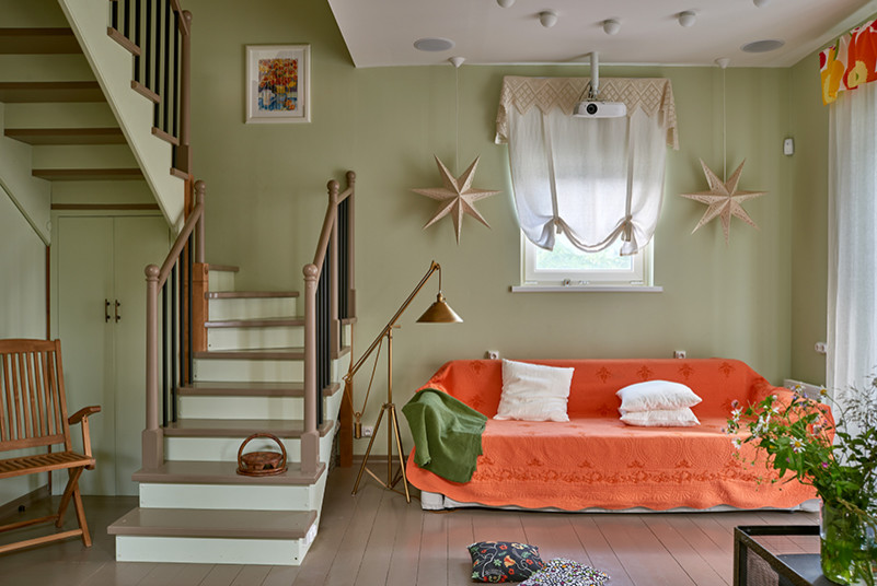 Дача с оранжевыми дверями