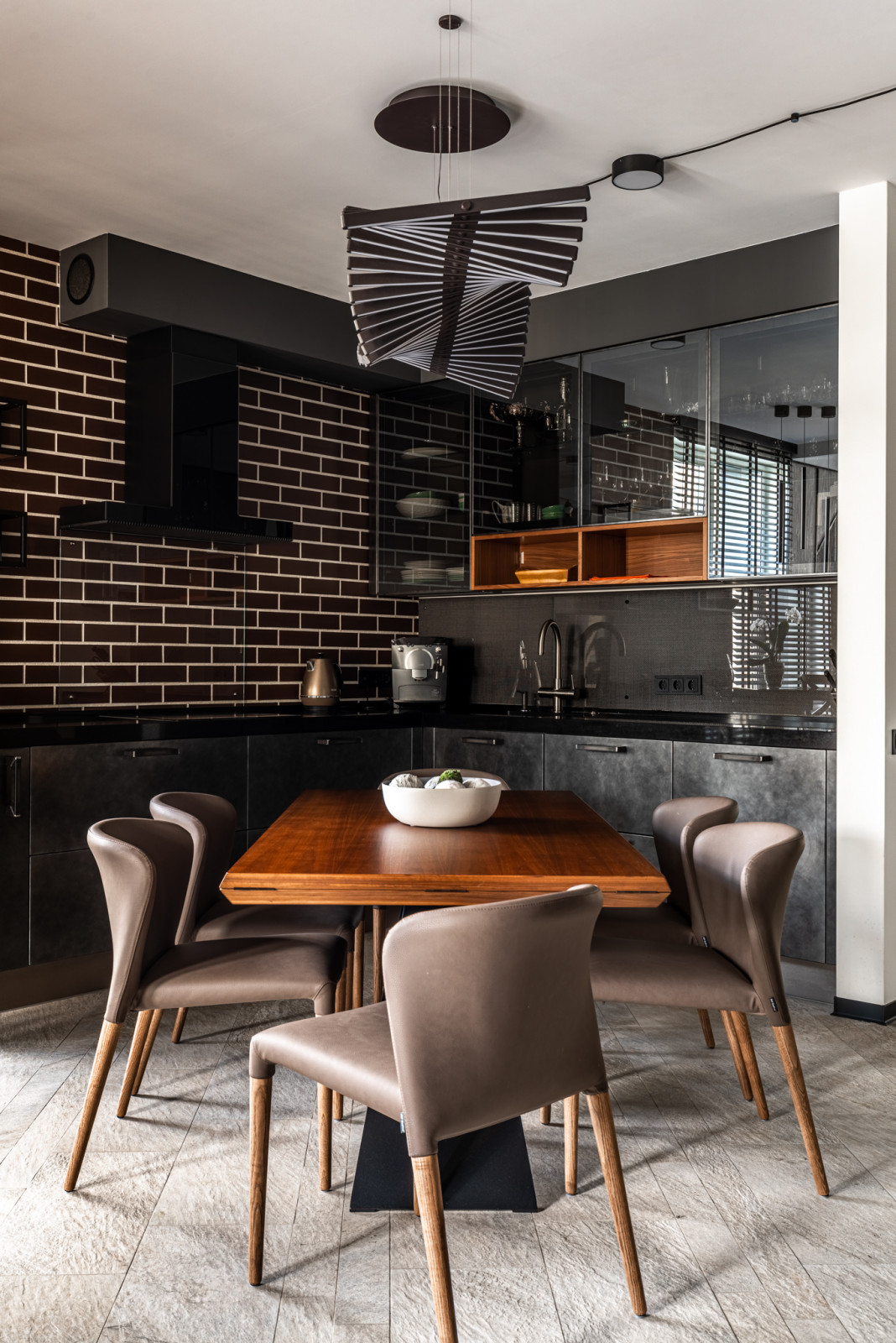 Кухня с фасадами под сталь в реализованном проекте