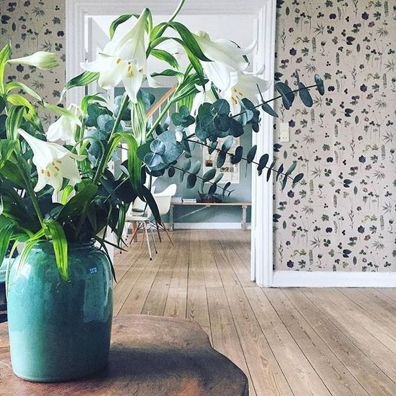 Шведские обои с полевыми цветами в интерьере