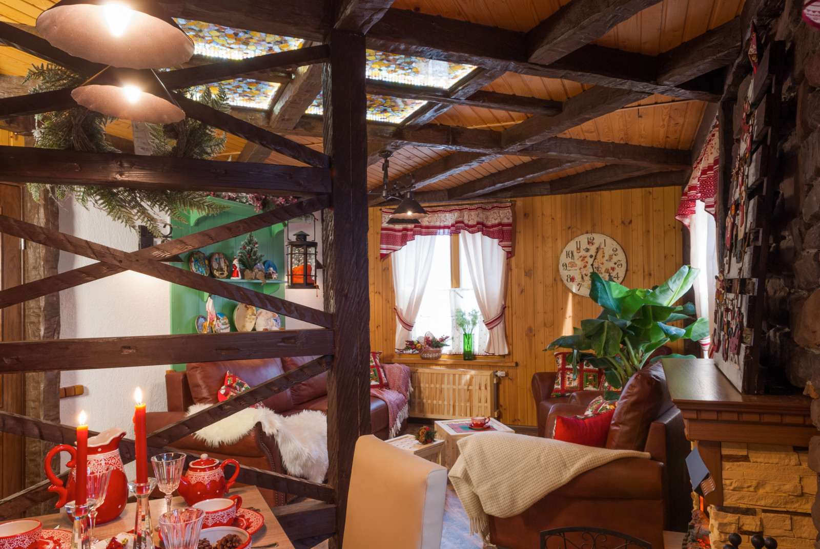 Кухня гостиная в загородном доме в стиле шале.