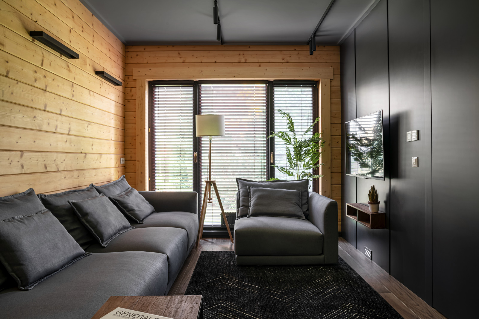 Небольшая баня с комнатой отдыха.