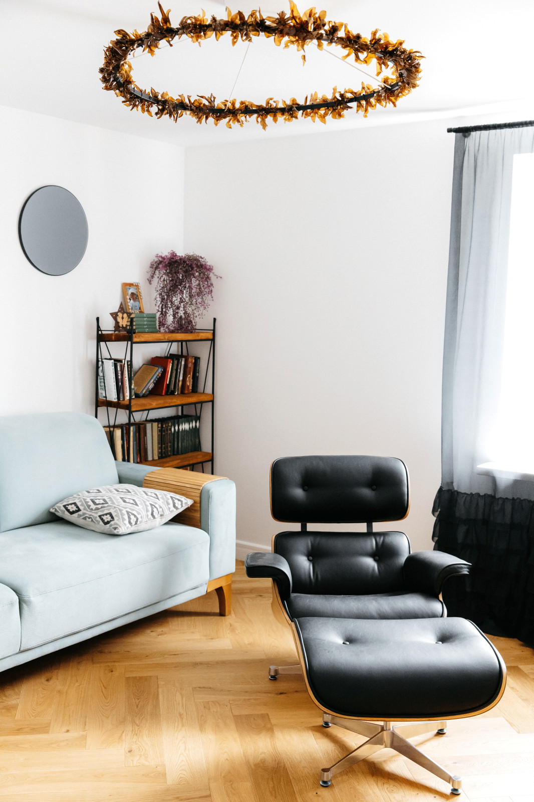 Кресло Eames Lounge Chair и многослойная тюль