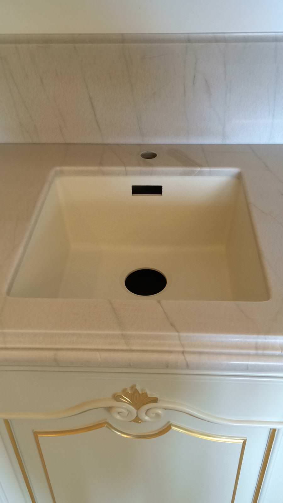 Столешница с подклейкой и фигурным фартуком из нат. кварцита Exclusive White