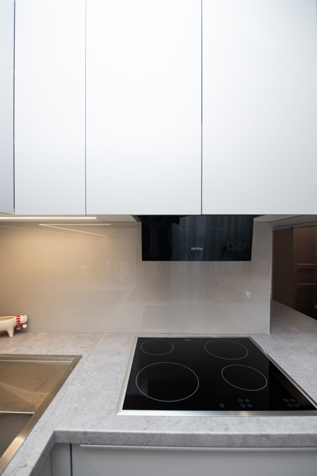 Современная угловая кухня в нежно-сером цвете