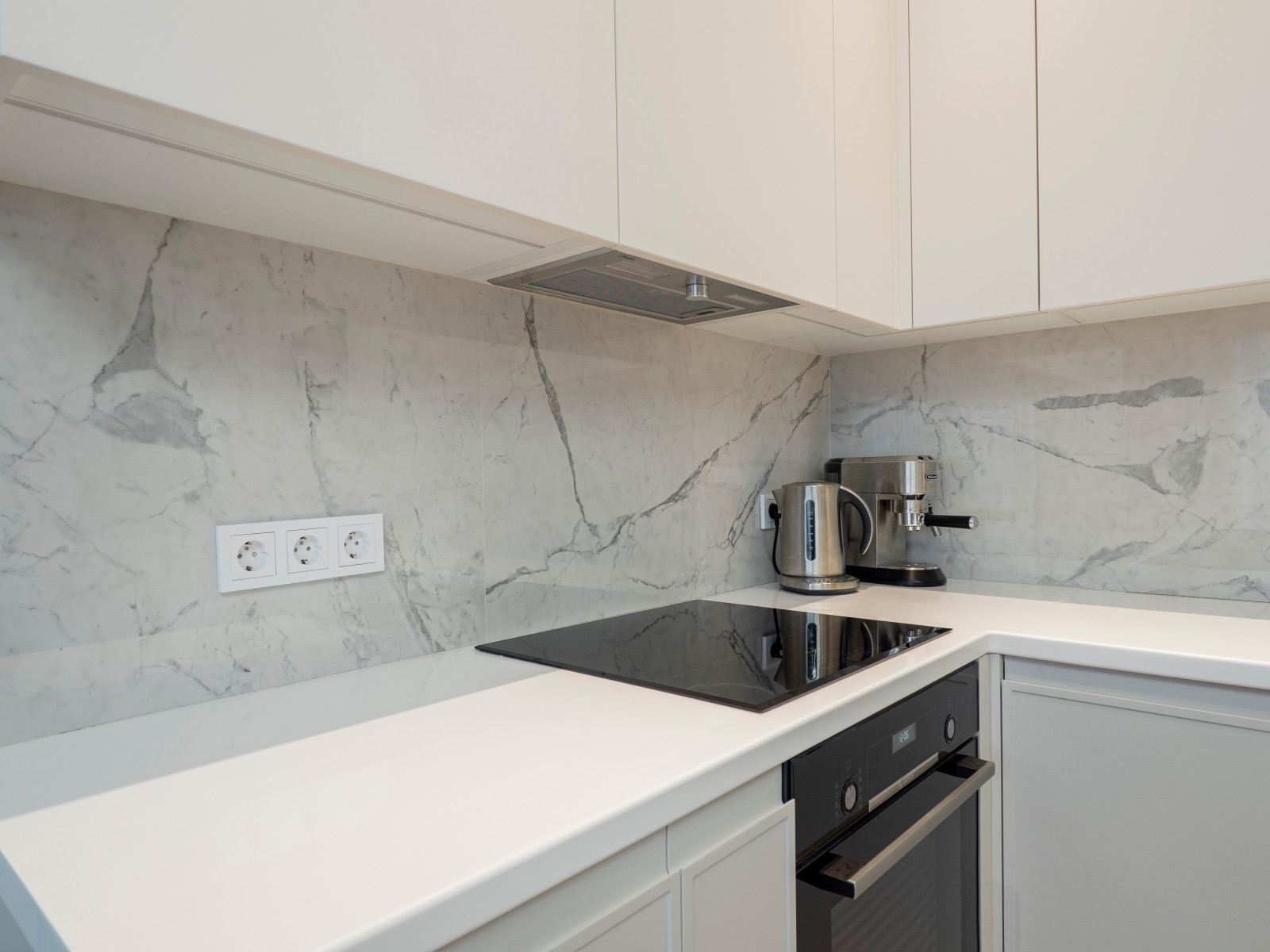 Белая кухня в стиле минимализм