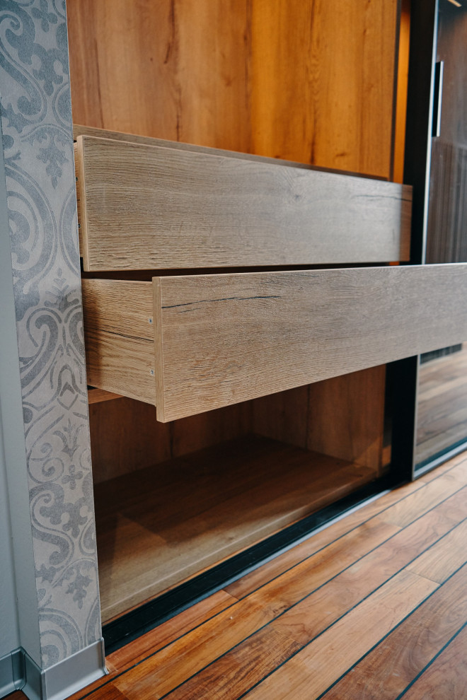 Шкаф-купе raumplus с тонированными дверьми в черном профиле S1200