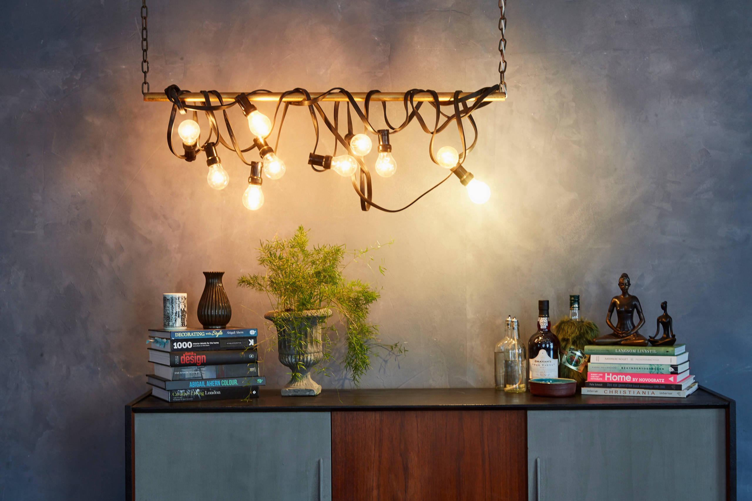 Houzz Дания: Квартира в темных тонах с золотым узором на потолке