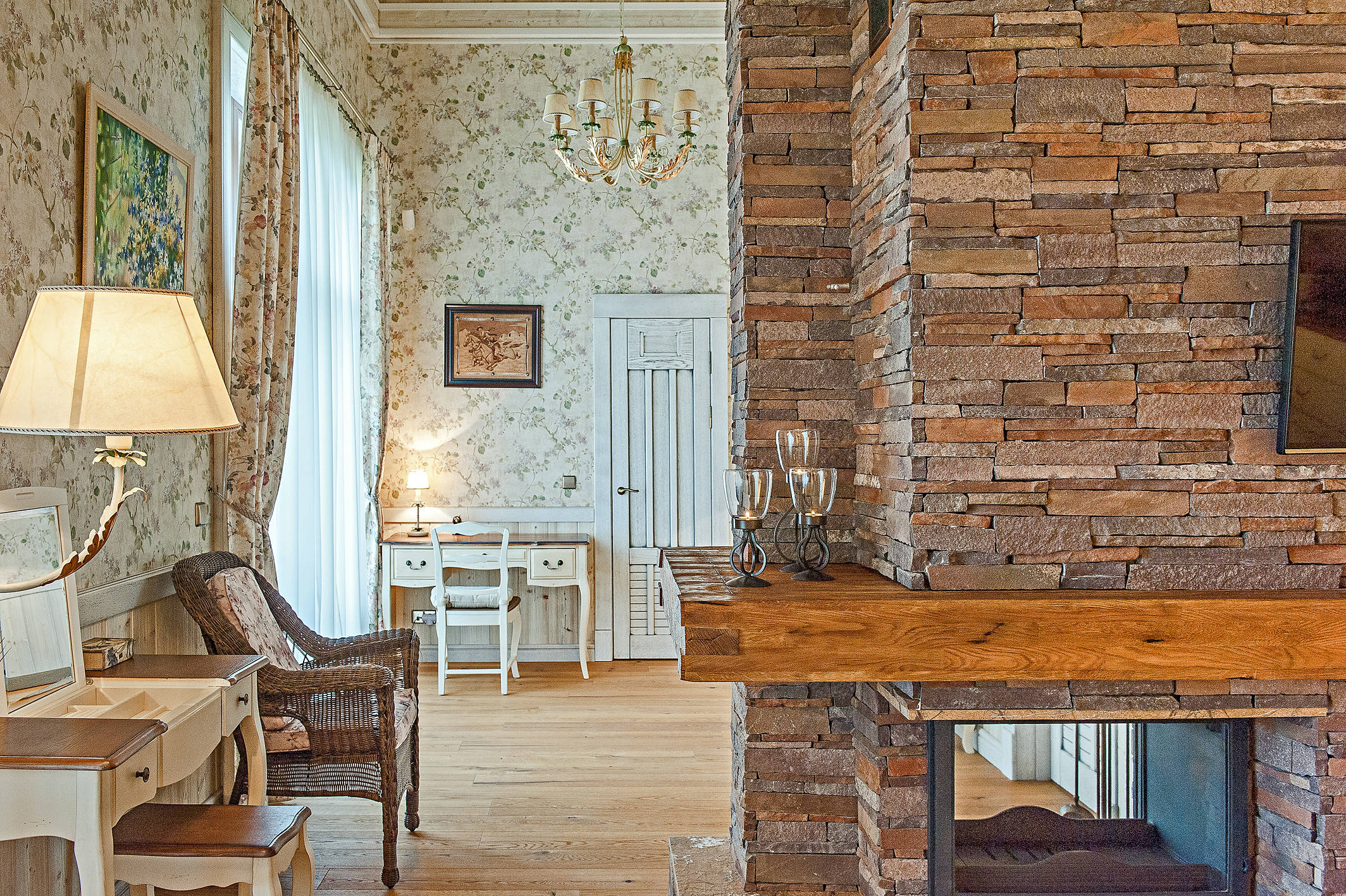 Houzz тур: Пронизанный солнцем дом с двухпролетной лестницей и камином