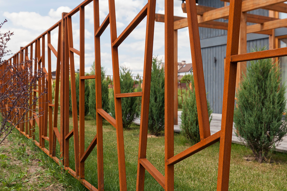 В гостях: Удивительный забор и черный-черный дом