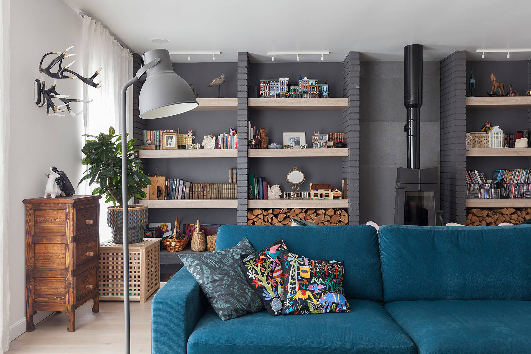 В гостях: Удивительный забор и черный-черный дом