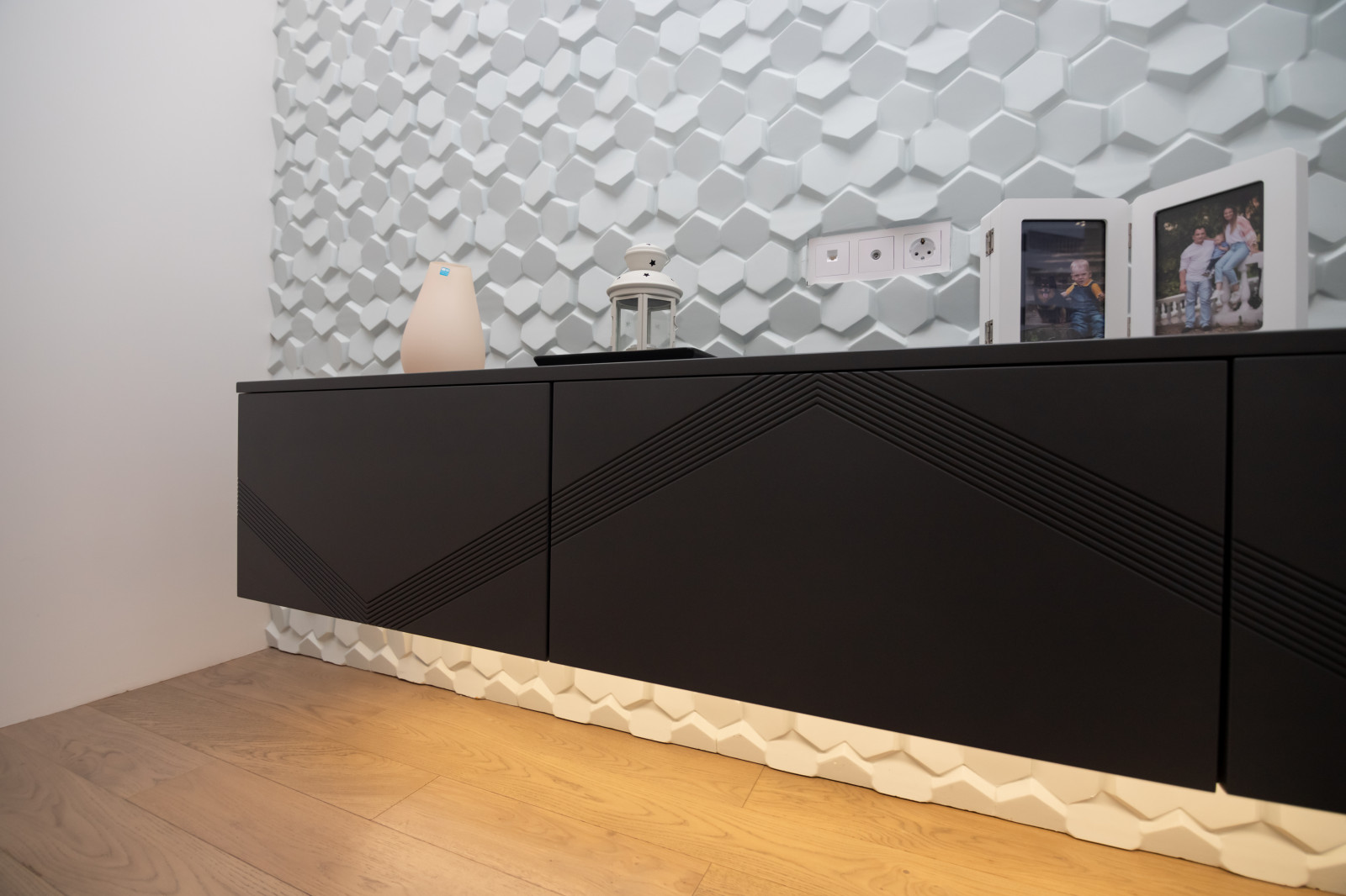 Кухня в серо-голубом цвете с барной стойкой и подвесная тумба в гостиную