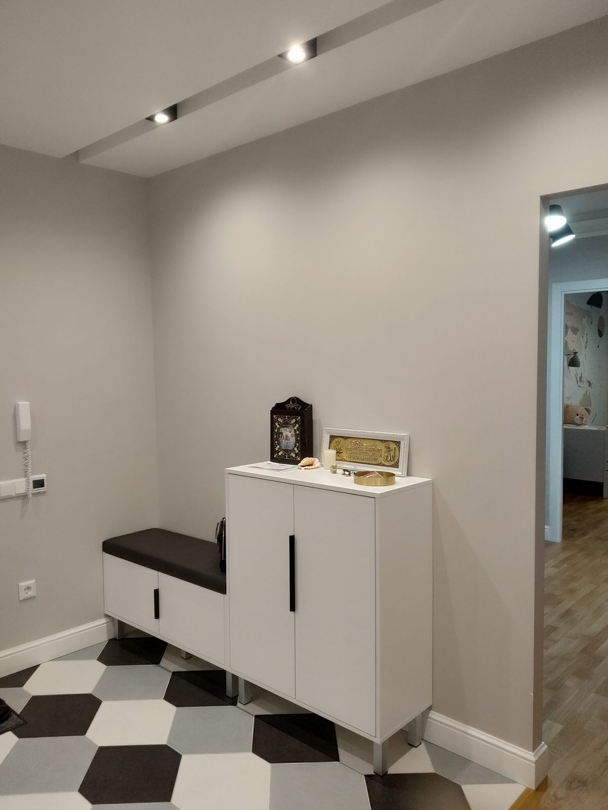 ЖК ГолливудШкафы в прихожей