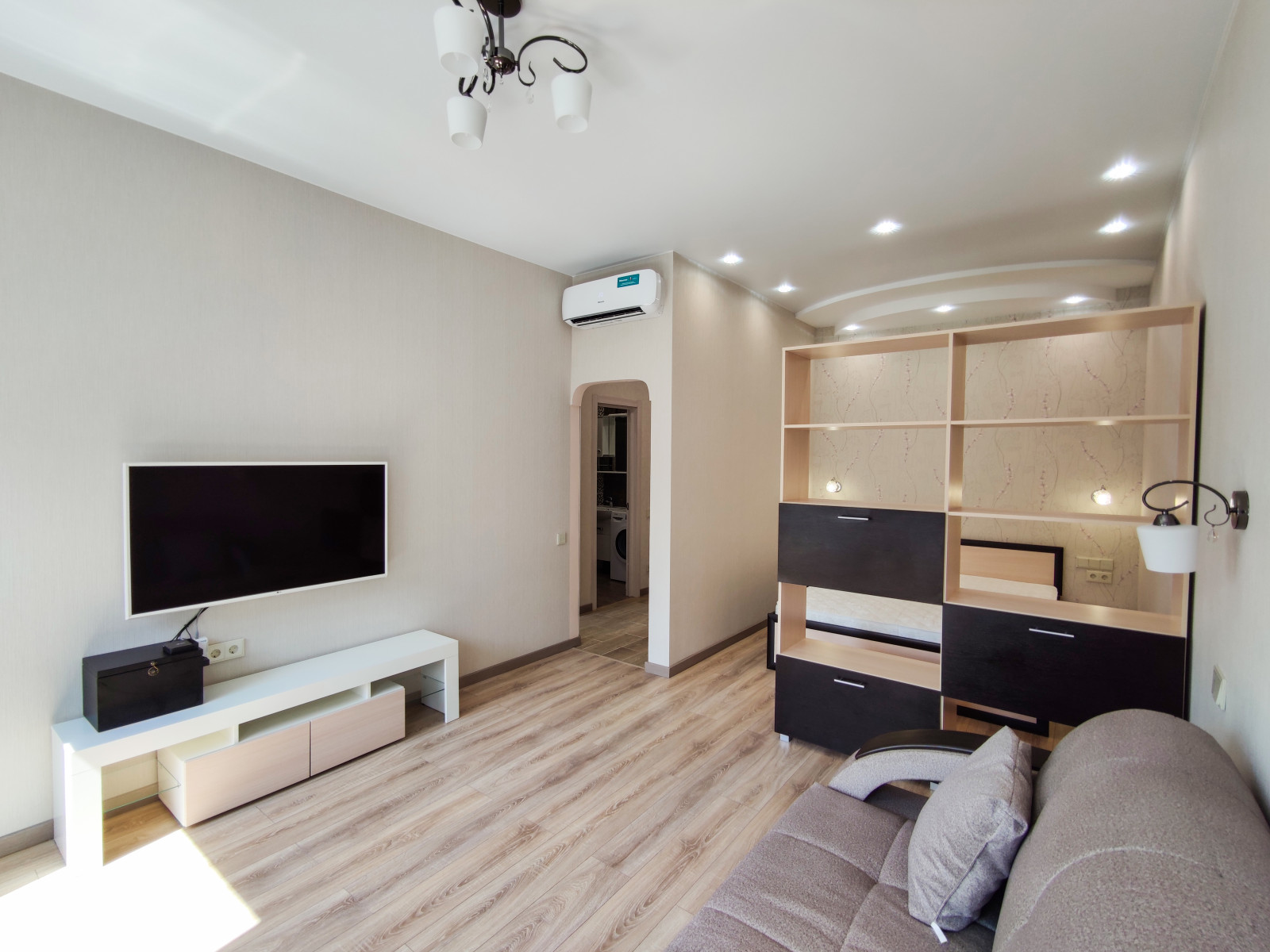 Гостиная с зонированием шкафом