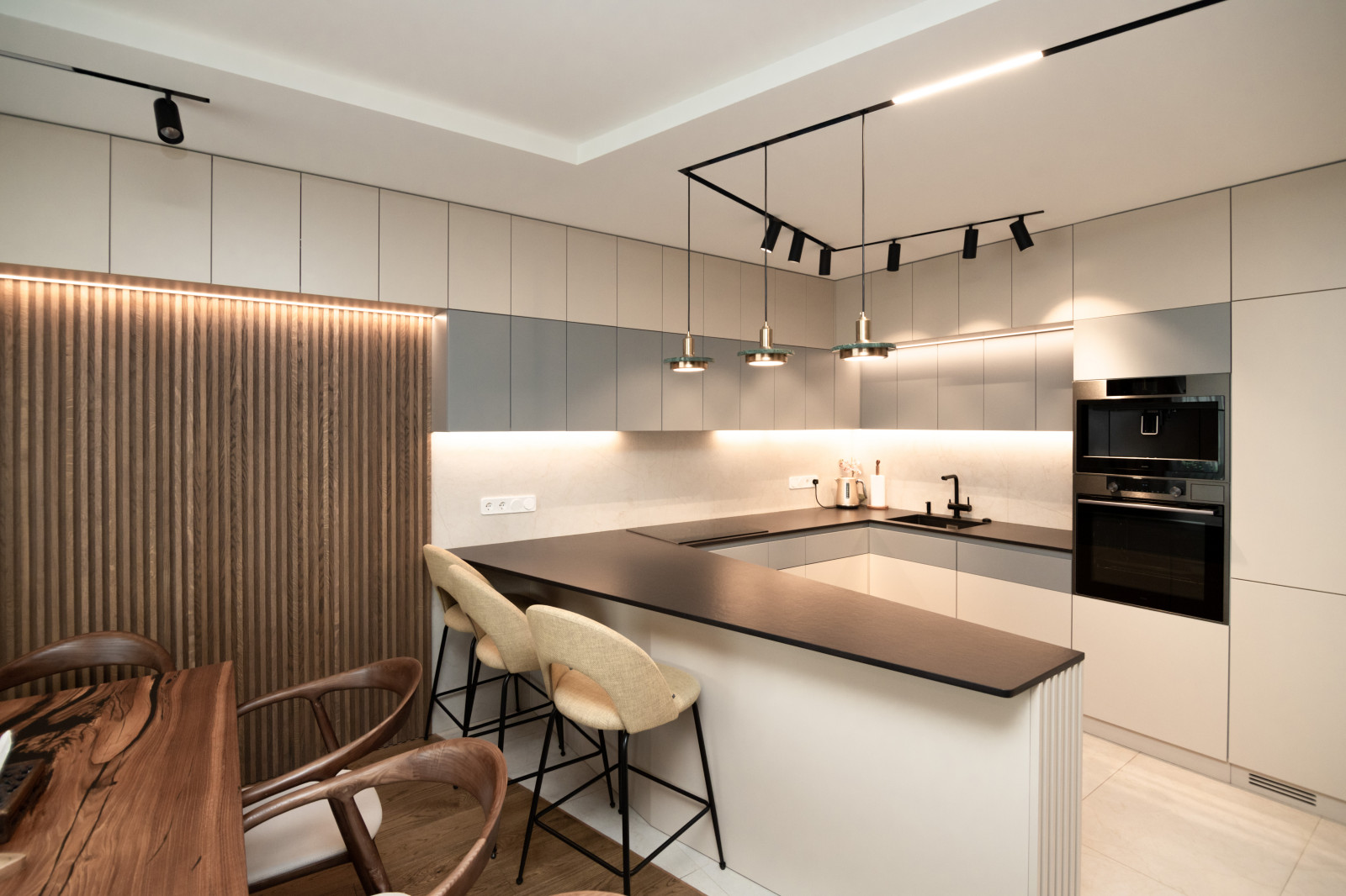 Современная кухня-гостиная с необычной барной стойкой и ТВ-зоной